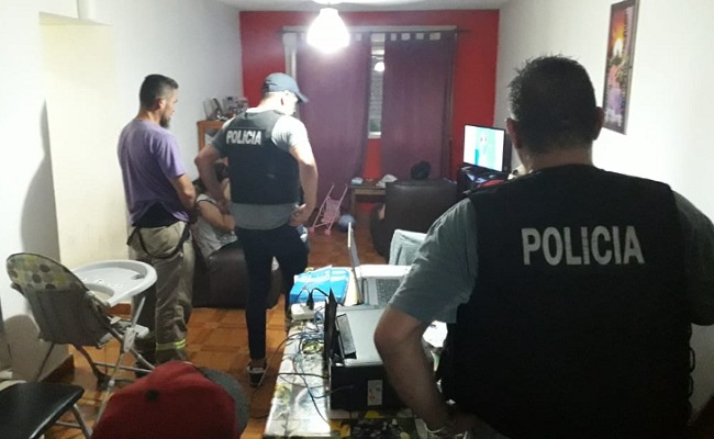 ALTE. BROWN: Policía detenido tras robarle a otro durante una venta de zapatillas 12