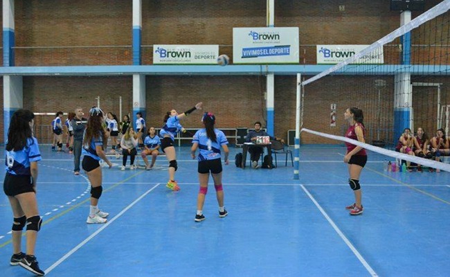 Club Atlético Independiente de Burzaco - En una nueva Fecha del Torneo  Metropolitano de Voley, disputada de Local ante el Municipio de Alte.  Brown, nuestro Equipo Superior se impuso 3-2. Bravo Chicas