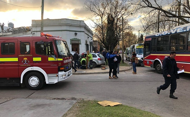 Choque entre un colectivo y un auto en Mármol: cinco heridos - Noticias ...