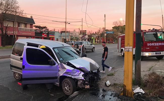 Choque entre un colectivo y un auto en Burzaco: cinco heridos ...