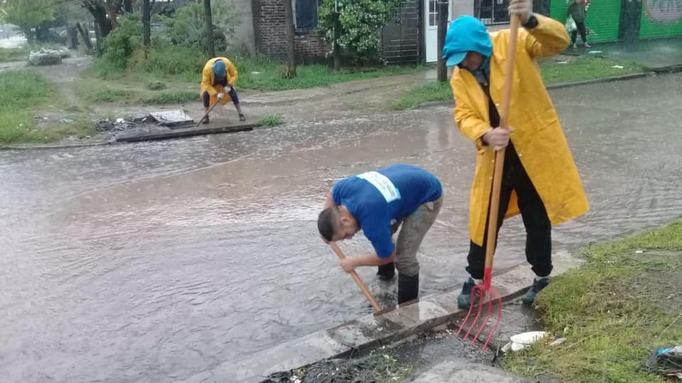 Secuelas de la tormenta: destrozó el natatorio de Independiente de Burzaco  - Noticias de Brown