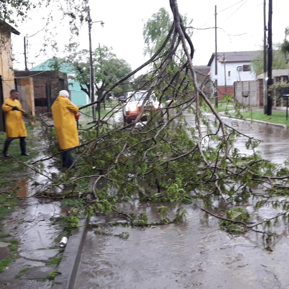 Secuelas de la tormenta: destrozó el natatorio de Independiente de Burzaco  - Noticias de Brown