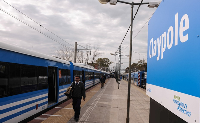 Intentó subir al andén por las vías, se cayó y la arrolló el tren: murió en  el acto - Noticias de Brown