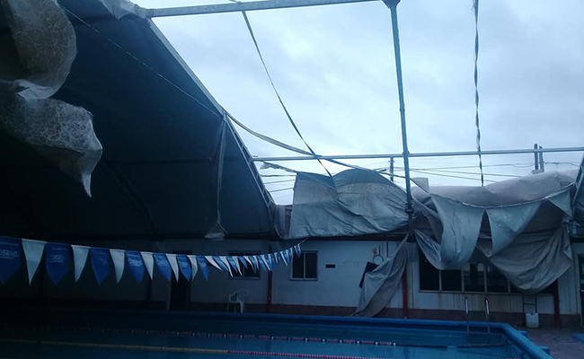 Los fuertes vientos destrozaron en el techo de un natatorio - Noticias de  Brown
